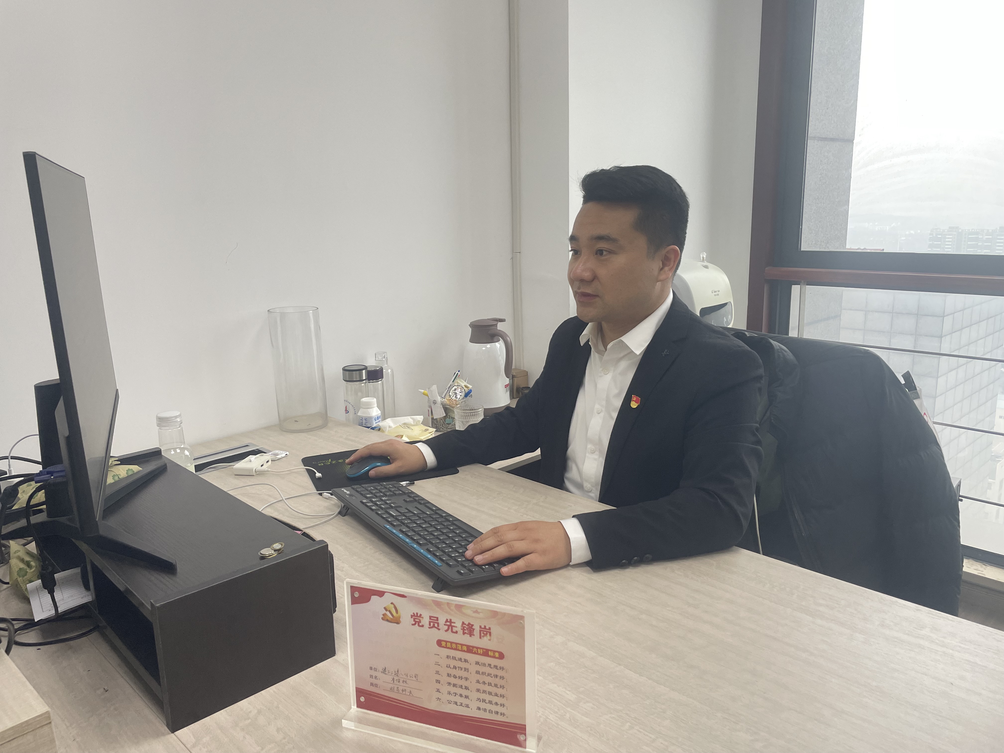 分公司財(cái)務(wù)科長-李俊林.jpg 分公司財(cái)務(wù)科長-李俊林.jpg